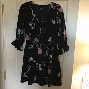 INFLUENCE midi v- neck black floral dress